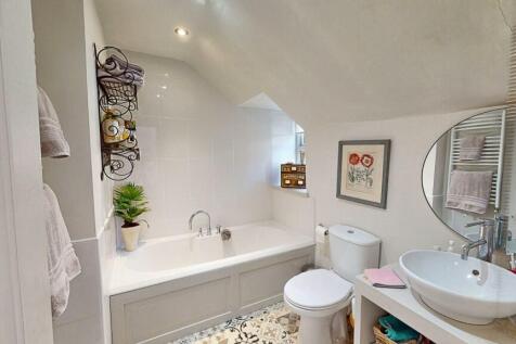 EN SUITE BATHROOM