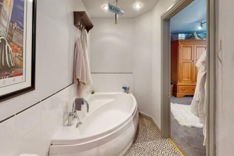 EN SUITE BATHROOM