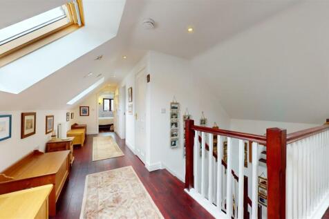 FIRST FLOOR LANDING
