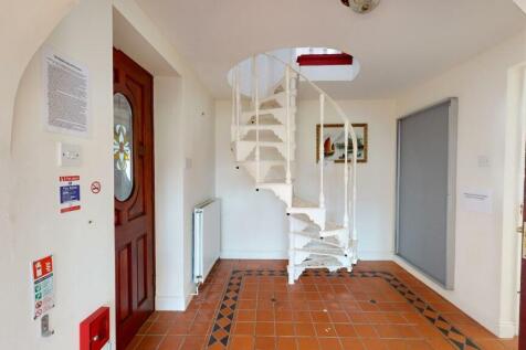 INNER L SHAPED HALL
