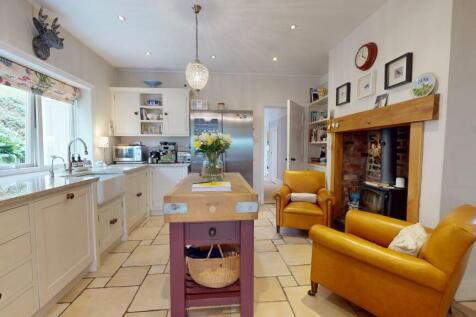KITCHEN/FAMILY ROOM