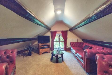 BEDROOM/LIVING ROOM