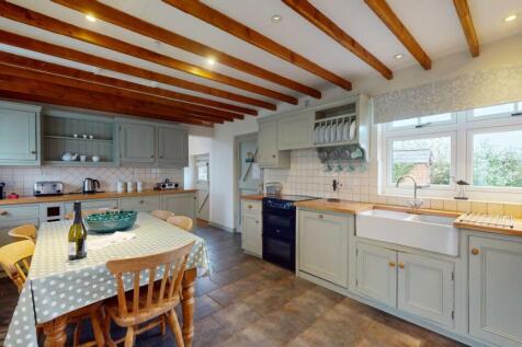 FARMHOUSE-STYLE KITCHEN/DINING ROOM