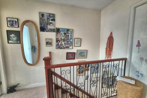 FIRST FLOOR LANDING