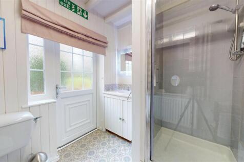 EN SUITE SHOWER ROOM