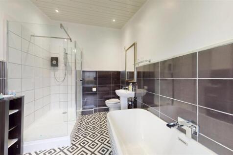 EN SUITE BATH AND SHOWER ROOM