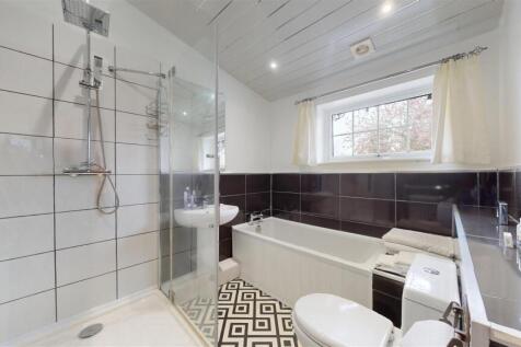 EN SUITE BATH AND SHOWER ROOM