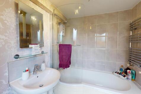 EN SUITE BATHROOM