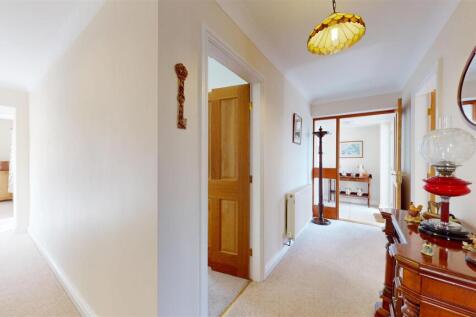 L-SHAPED RECEPTION HALL