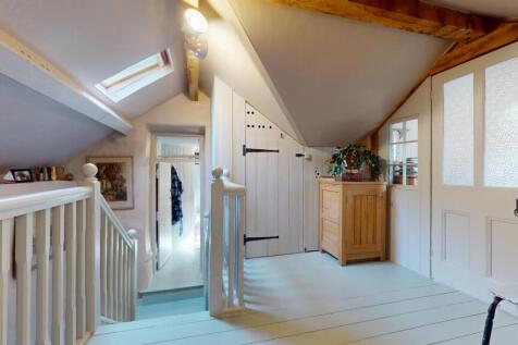 FIRST FLOOR LANDING