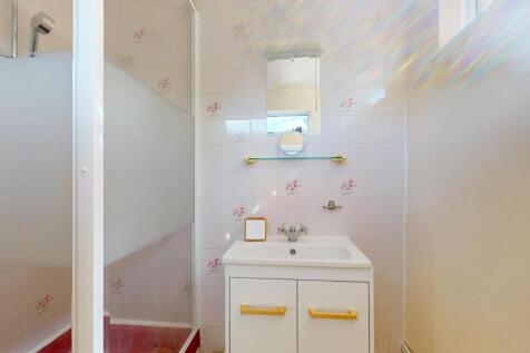EN SUITE SHOWER ROOM