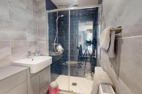 EN SUITE SHOWER ROOM
