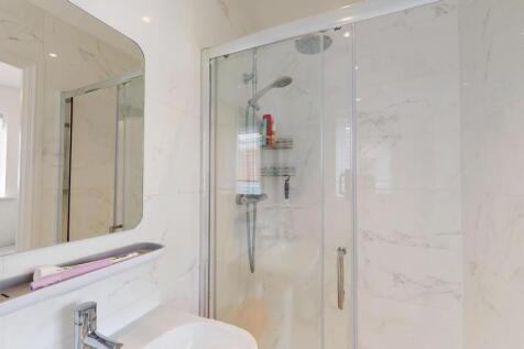 EN SUITE SHOWER ROOM