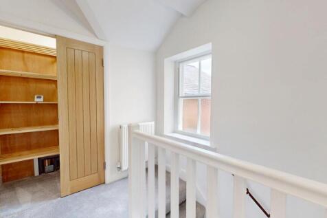 FIRST FLOOR LANDING