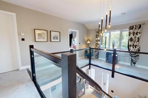 FIRST FLOOR GALLERIED LANDING