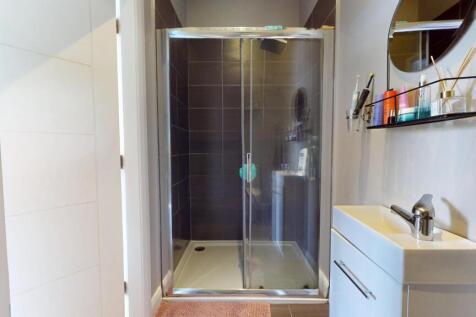 EN SUITE SHOWER ROOM