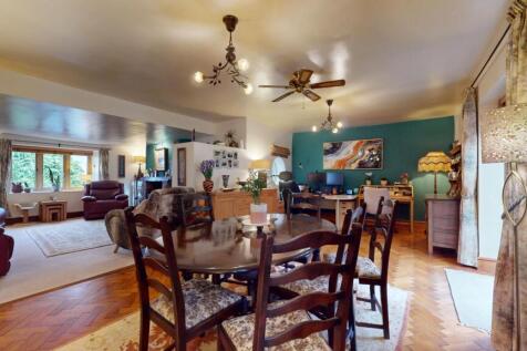 FAMILY AND DINING ROOM