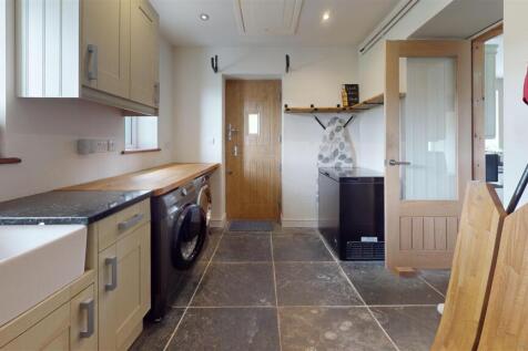 SIDE HALL/UTILITY ROOM