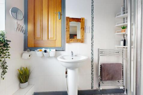 EN SUITE SHOWER ROOM