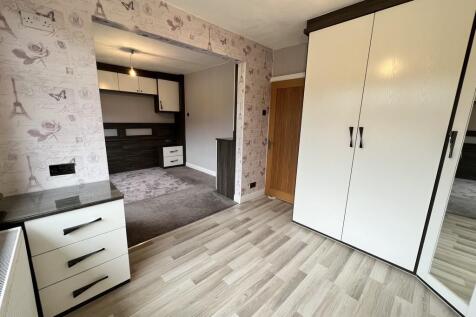 Dressing room/bed...