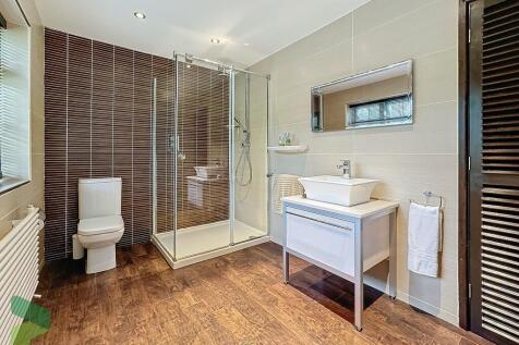 En suite shower r...