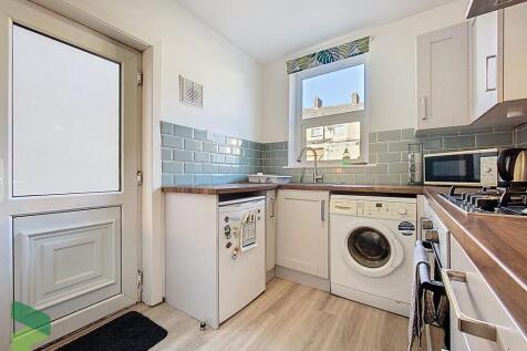 Fully Fitted Kitc...
