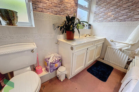 Ground floor bath...