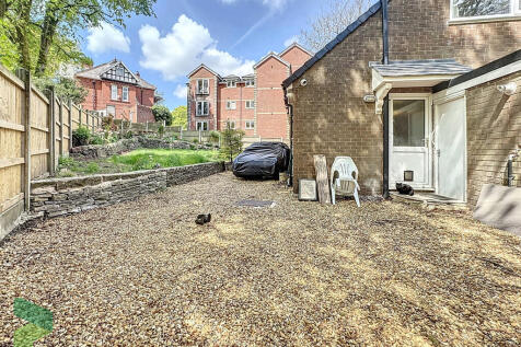 Garden area to si...