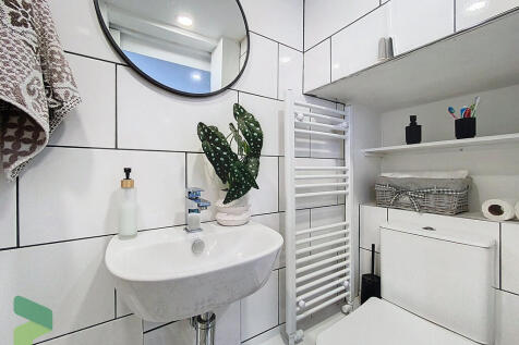 Ensuite to Bedroo...