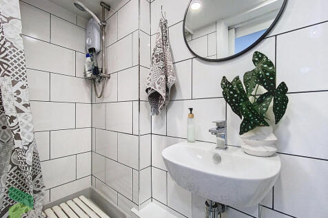 Ensuite to Bedroo...