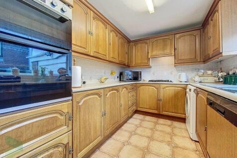 Fully Fitted Kitc...