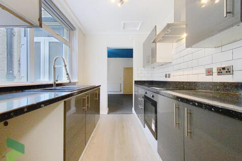 Fully Fitted Kitc...