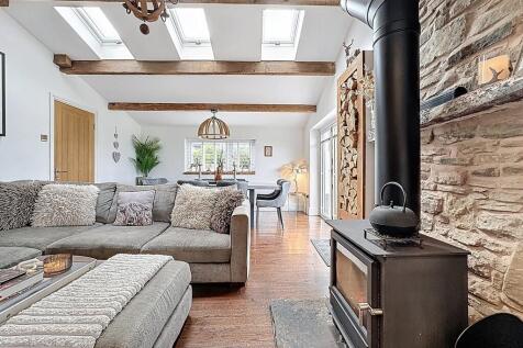 Living area to di...