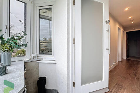 Porch through to ...