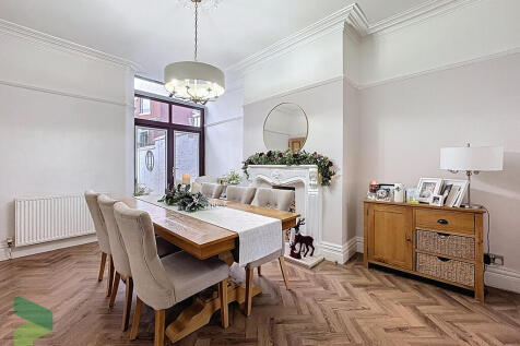 Dining room/sitti...
