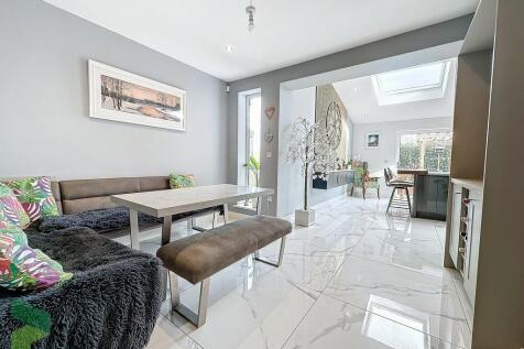 Dining area to ki...