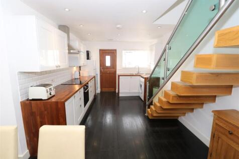 FITTED KITCHEN