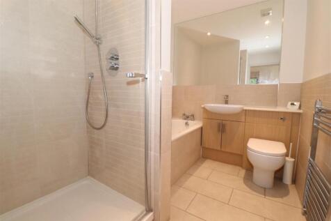 EN-SUITE SHOWER ROOM