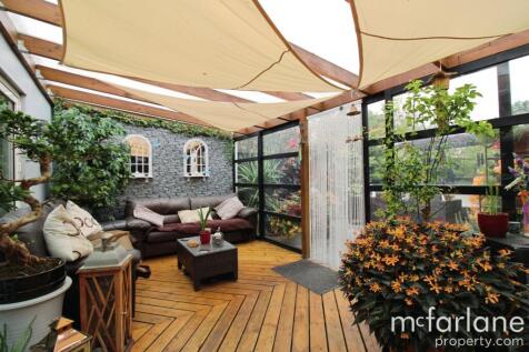 Bar &amp; Sun Room