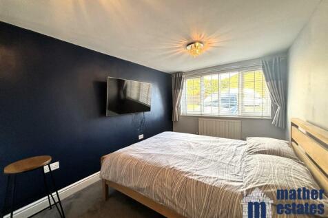 Bedroom 4_1.jpg