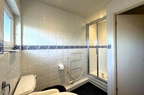 Bathroom 2.jpeg