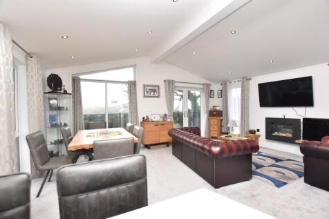 Lounge/Dining Area