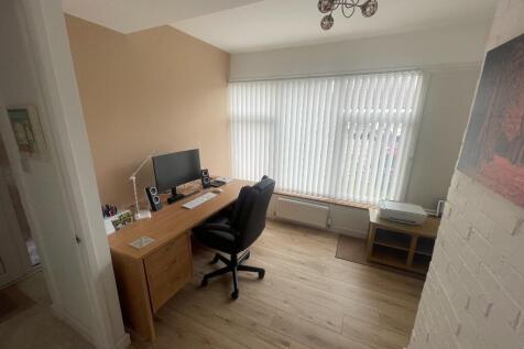 Bedroom 2 / Study