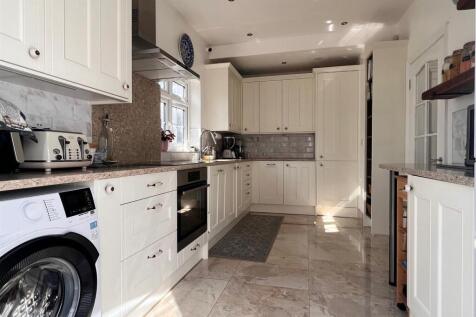 Kitchen 1.jpg