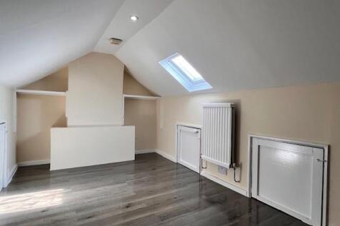 bedroom 5 loft room.jpg