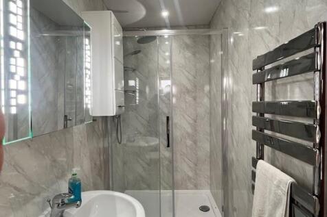 bedroom 2 ensuite shower room2.jpg