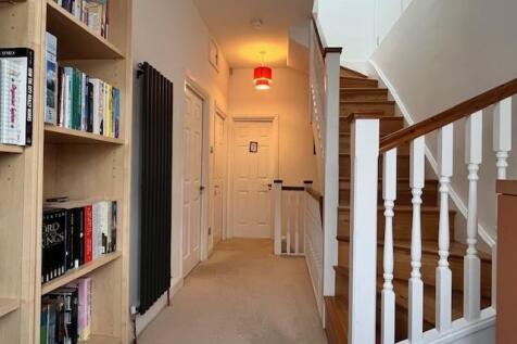 1st floor landing 2.jpg