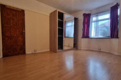 FRONT ROOM.jpg