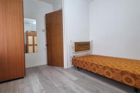 Bedroom 2 entrance.jpg