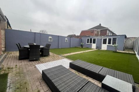 Garden facing outbuilding 2.jpeg